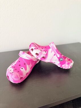 Crocs Pink Tie Dye Classic Clogs Womens Size 6